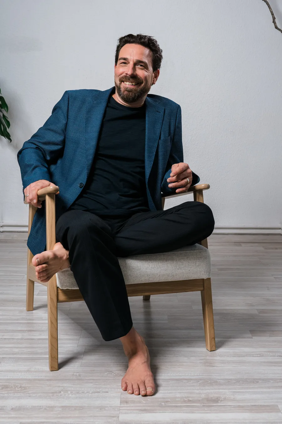 Rayk Schörling, Gründer von Goldregen, entspannt auf einem Stuhl sitzend
